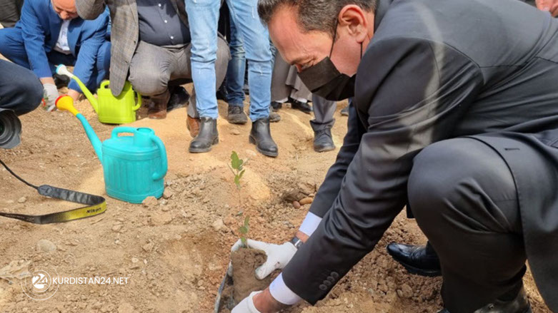 Erbil Governor Omed Khoshnaw plants a tree (Photo: Kurdistan 24/Wladimir van Wilgenburg).