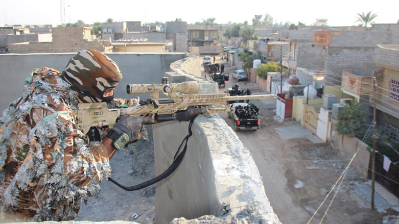 An officer in Iraq's Counter-Terrorism Service takes aim at a distant target on a rooftop. (Photo: Archive)