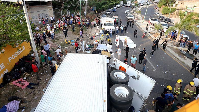 Göçmenleri taşıyan kamyon devrildi: 53 ölü, 54 yaralı