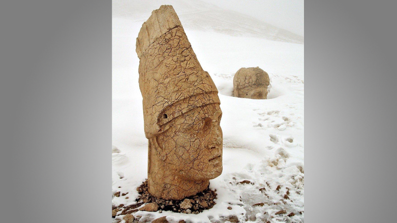 پیکر پادشاه کماگ در میان برفهای کوه نمرود واقع در شهرستان "سمسور" کوردستان ترکیە