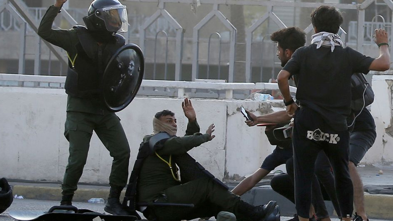 جانب من أحداث العنف في احتجاجات تشرين الدامية - رويترز