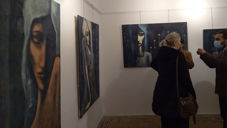 Hêro Şêxe êş û azarên jinan li ser tabloyên xwe dinexişîne