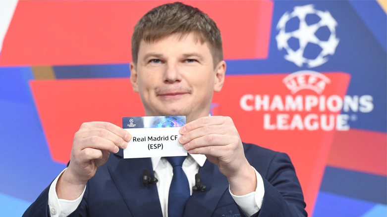 ئاندریا ئارشاڤین یاریزانی پێشووی رووسیا له‌ كاتی راكێشانی تیروپشكی قۆناخی 16ـی چامپیۆنزلیگ