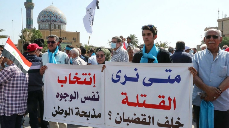 عراقيون يرفعون لافتات في ساحة الفردوس وسط بغداد - الصورة لفرانس 24