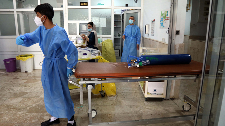 A Kurdish medic brings an oxygen bottle to a COVID-19 patient at a hospital in the Kurdistan Region's Duhok province, July 27, 2021.  (Photo: Safin Hamed/AFP)