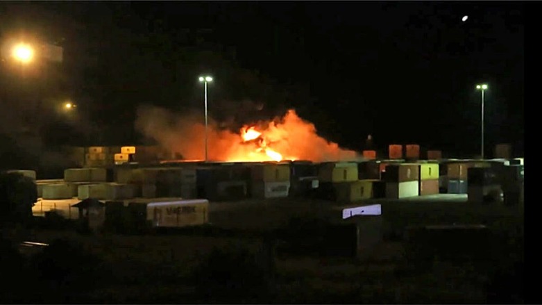 لقطة من الشاشة من مقطع فيديو نشرته وكالة الأنباء السورية الرسمية "سانا" في 7 كانون الأول/ديسمبر 2021 تُظهر النيران قرب حاويات في مرفأ اللاذقية في سوريا سانا