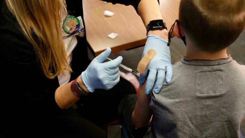 دول أوروبية عدة شرعت في تلقيح الأطفال ضد فيروس كورونا - الصورة لفرانس 24