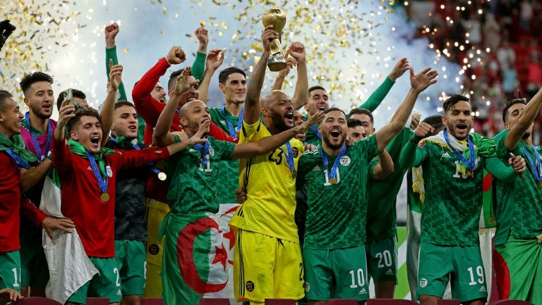 متخب الجزائر يحتفل بفوزه ببطولة كأس العرب - الصورة لفرانس 24