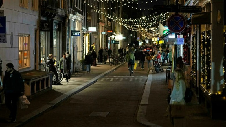 شوارع أمستردام بهولندا قبل لحظات من إعلان الحكومة الهولندية حجرا صحيا جديدا، السبت 18 ديسمبر/ كانون الأول 2021 ، © أسوشيتد برس