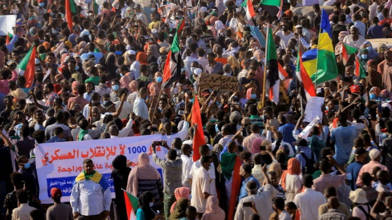 متظاهرون يسيرون خلال مسيرة من الخرطوم بحري إلى أم درمان ضد الحكم العسكري في أعقاب انقلاب الشهر الماضي في الخرطوم ، السودان. 13 ديسمبر/ كانون الأول 2021. © رويترز