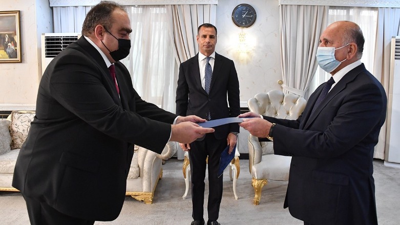 Romania's Ambassador to Iraq Radu Octavian Dobre presents his diplomatic credentials to Iraqi Foreign Minister Fuad Hussein, Aug. 17, 2021. (Photo: Iraqi Ministry of Foreign Affairs)