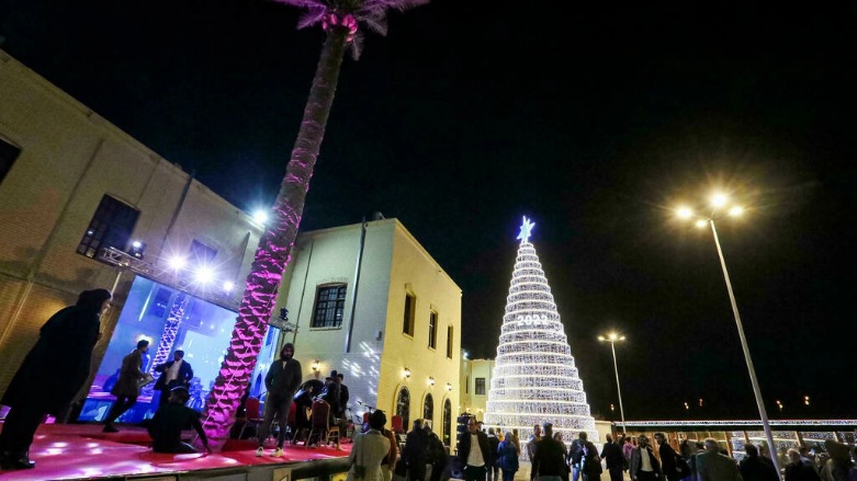 شجرة عيد الميلاد منصوبة في شارع المتنبي عند افتتاحه بحلّة جديدة في وسط العاصمة العراقية بغداد في 25 كانون الأول/ديسمبر 2021 - الصورة لفرانس 24