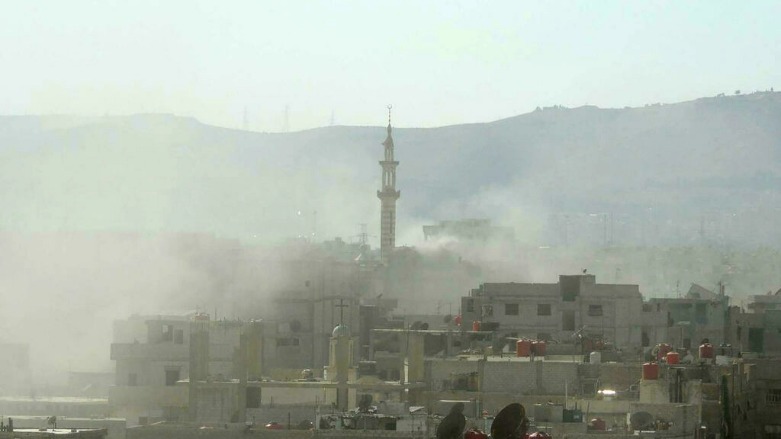 دخان متصاعد فوق أبنية اثر ما قالت المعارضة المسلحة السورية إنه هجوم بأسلحة كيميائية في الغوطة الشرقية بضواحي دمشق في آب/أغسطس 2013 - الصورة لفرانس 24