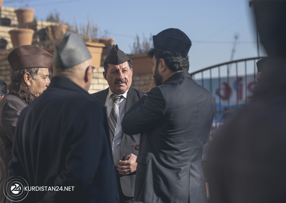 Erbil resident wearing Al-Sidara hats, Dec. 28, 2021. (Photo: Hoger Birazhi/Erbil Museum and Archives of Education)