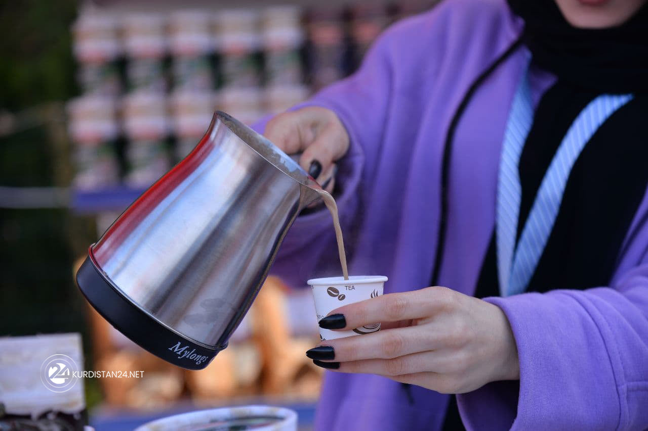 A woman pours coffee into a small cup, Dec. 29, 2021. (Photo: Rebaz Siyan/Kurdistan 24)