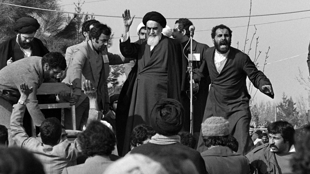 روحووڵڵا خومه‌ینی له‌ كاتی گه‌ڕانه‌وه‌ی بۆ ئێران 1979