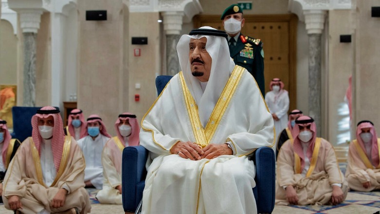 صورة وزعها الديوان الملكي السعودي تظهر العاهل السعودي الملك سلمان يؤدي صلاة عيد الفطر في 13 أيار/مايو 2021 في مدينة نيوم الساحلية في شمال السعودية- الصورة لفرانس 24