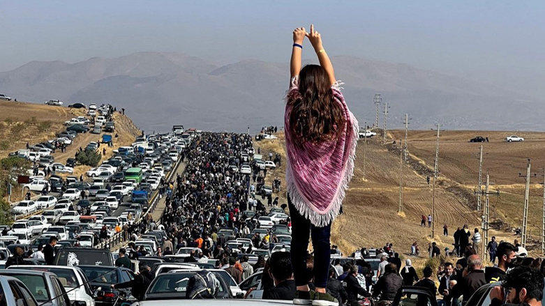 A woman is standing amid protests in the Kurdish-majority city of Saqez, Iran. (Photo: UGC/AFP)
