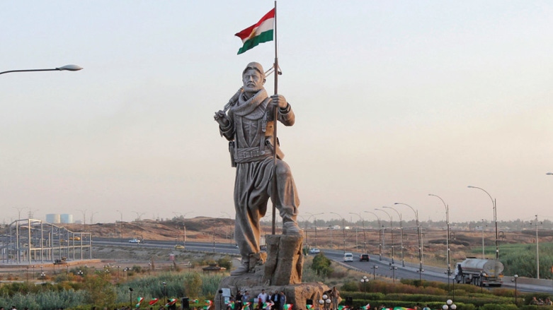 Kürdistan'ın Kerkük kentinde bulunan Peşmerge heykeli