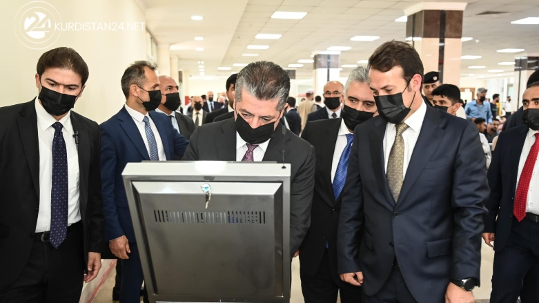 مسرور بارزانی، نخست وزیر اقلیم کوردستان در ٢٤ اوت ٢٠٢٢ سامانه الکترونیکی صدور گواهینامه رانندگی را افتتاح کرد