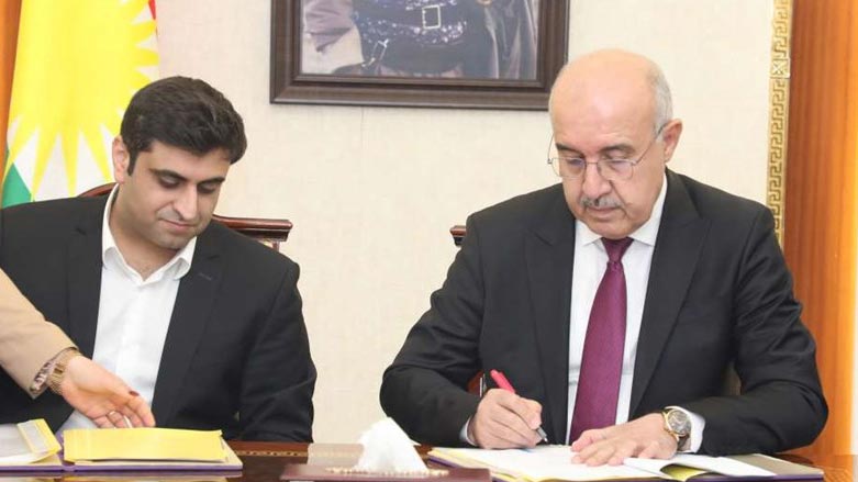 Minister of Electricity, Kamal Mohammed on Monday signed a contract to establish a solar power station, Dec. 5, 2022 (Photo: KRG)