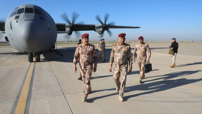 عبدالامیر یارالله، رئیس ستاد ارتش عراق (سمت چپ) پس از حمله مرگبار داعش، وارد استان کرکوک شد