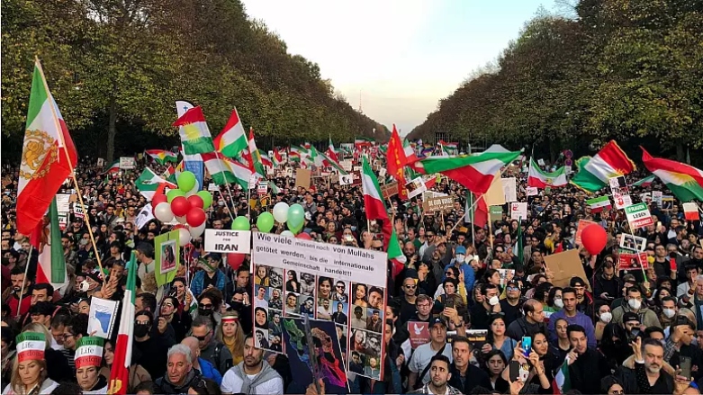صحنه‌ای از اعتراضات ایرانی‌ها در برلین علیە حکومت ایران/آرشیو