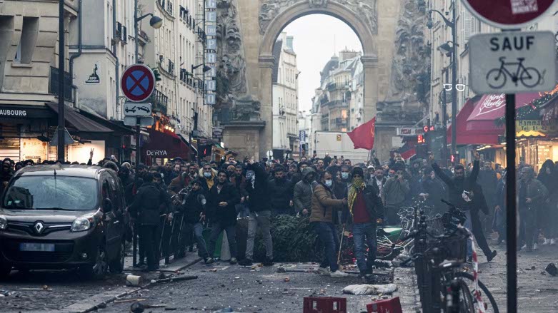 Protestors stand in front of riot police officers following a statement by French Interior Minister Gerald Darmanin , Dec. 23, 2022 (Photo: Thomas SAMSON / AFP)