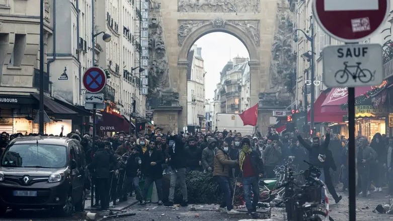المواجهات تتجدّد بين الشرطة الفرنسية ومحتجّين كورد على خلفية هجوم باريس