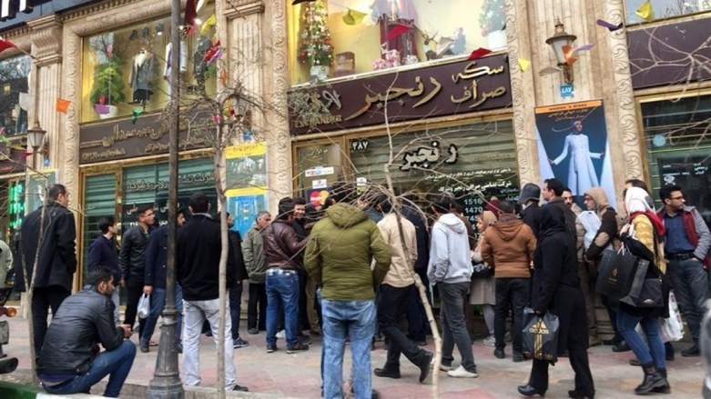 ازدحام برای خرید دلار در تهران/آرشیو