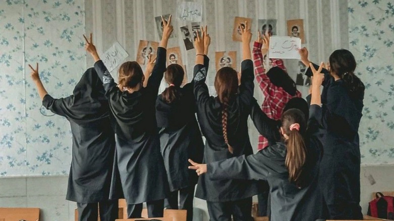 اعتراض دختران ایرانی به حجاب اجباری با برداشتن روسری 