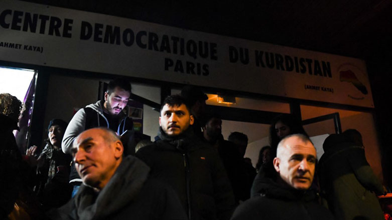 Participants gather to pay tribute to the victims of a shooting, in front of the "Centre democratique du Kurdistan" (Kurdistan democratic centre) in Paris, Dec. 24, 2022. (Photo: Julie Sebadelha/AFP)