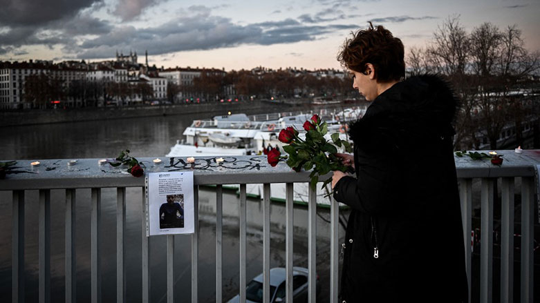 Muradi'nin intihar ettiği köprüye çiçekler bırakılıyor (Foto: AFP)