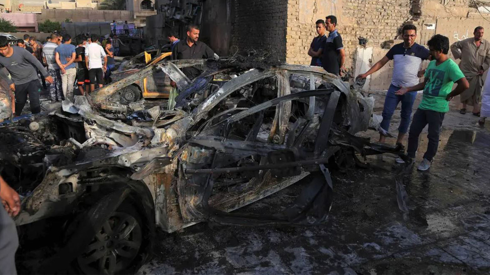 A vehicle blast in Khan Bani Saad near Baghdad, July 17, 2015 (PHOTO: AFP)