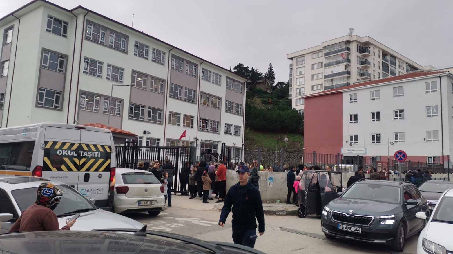 Depremin ardından vatandaşlar bulundukları binaları terk etti
