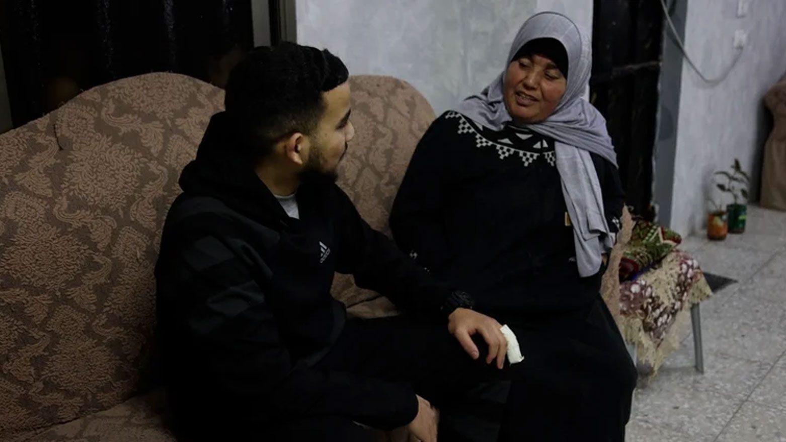 مستەفا شەحادە لەگەڵ دایکی