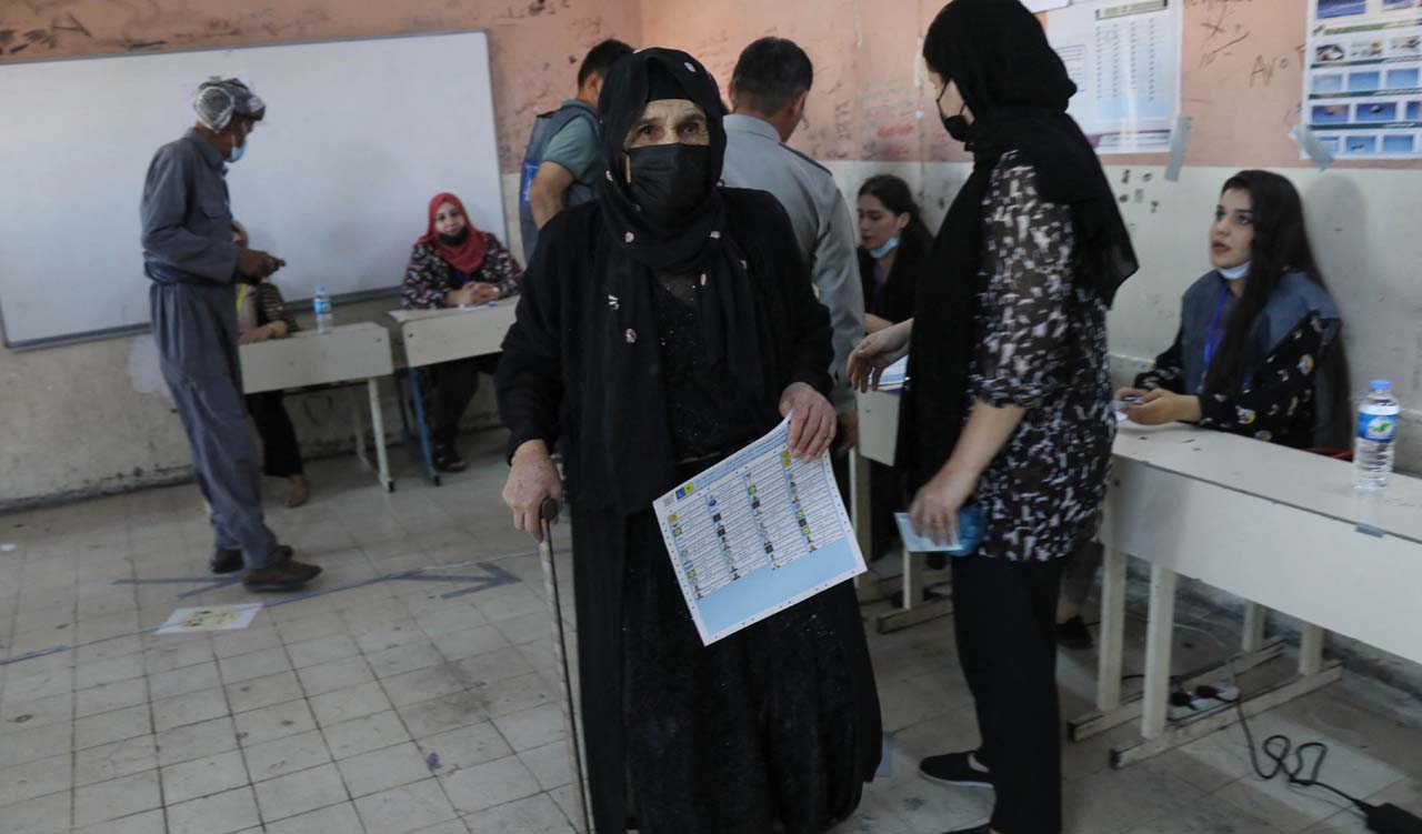 A voter in Kurdistan Region cast her vote  in early parliamentary elections at a polling station in Erbil, Oct. 10, 2021. (Photo: Safin Hamed/AFP)