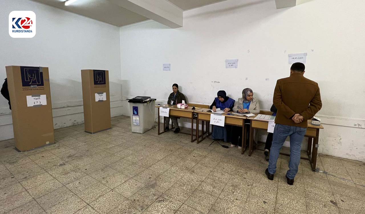 A voter (right) is seen waiting for electoral officials to verify his identity in order to cast his ballot at the Iraqi provincial elections in Erbil, Dec. 16, 2023. (Photo: Hoshmand Sadiq/Kurdistan24)
