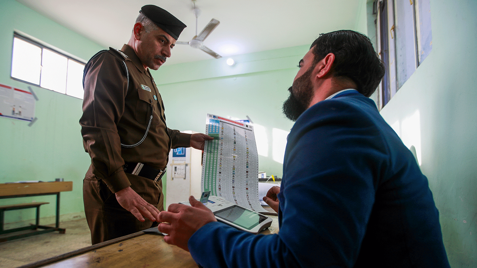 Iraqi security forces members participate in the provincial elections in Najaf, Iraq, Dec. 16, 2023. (Photo: AP)