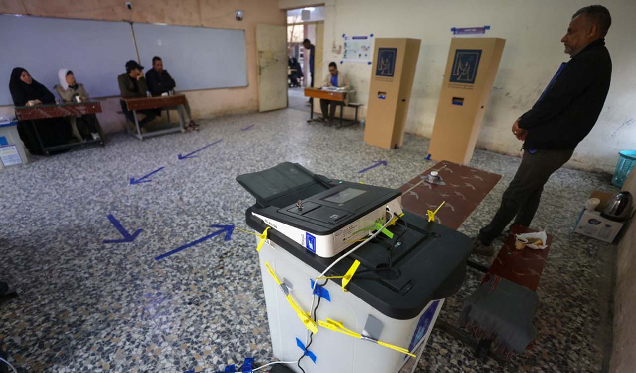 Iraqi High Election Commission staff meet in the election hall for the first provincial council elections in a decade, at a polling station in Sadr City in the capital Baghdad, Dec. 18, 2023. (Photo: Ahmad Al-Rubaye/AFP)