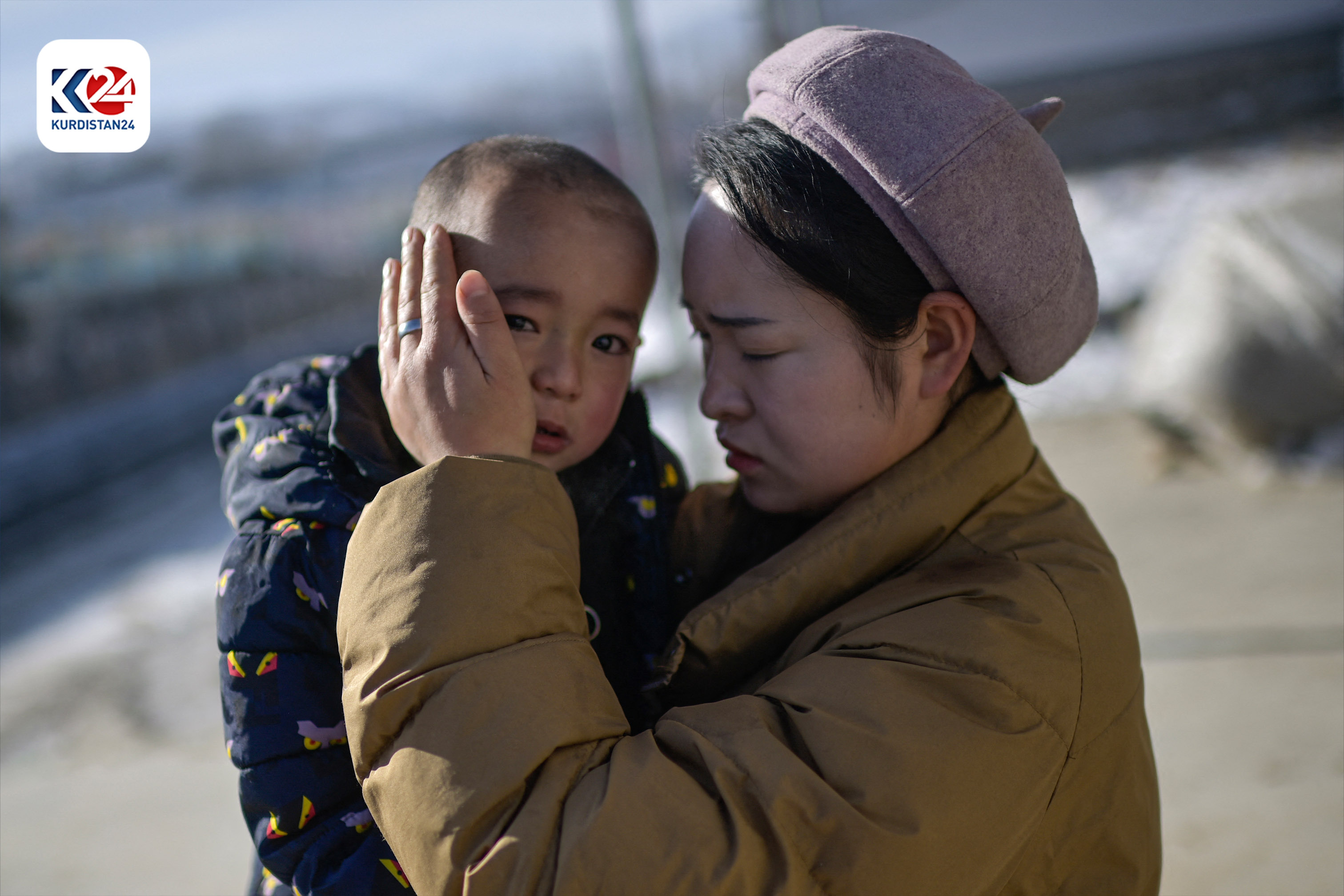 بەهۆی بومەلەرزەوە سەدان هەزار کەس لە چین ئاوارەبوون (وێنە: PEDRO PARDO / AFP)