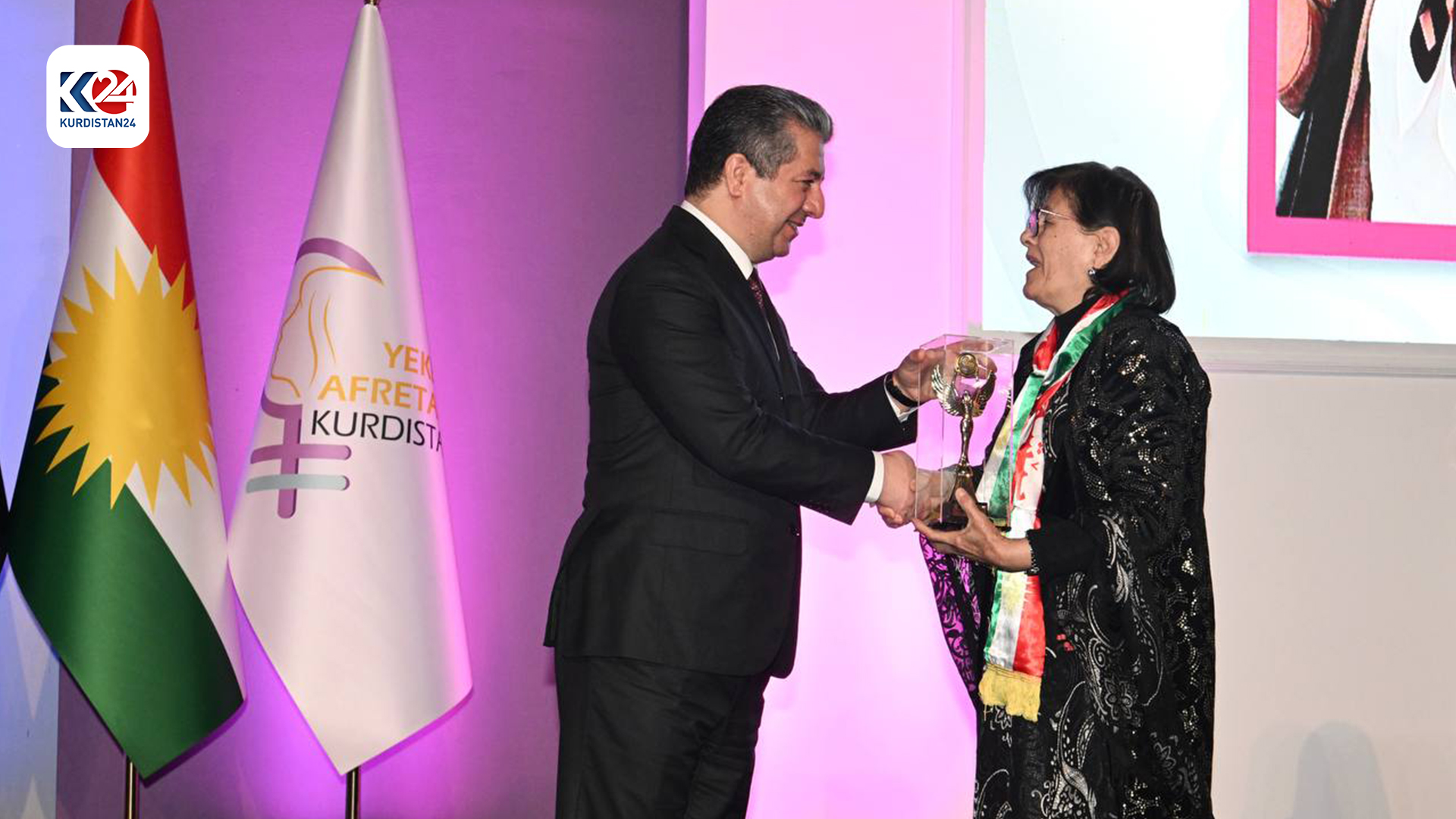 سەرۆکوەزیران مەسرور بارزانی خەڵاتی رێزلێنان بەخشییە سکرتێرەکانی پێشووی یەکێتی ئافرەتانی کوردستان و ژمارەیەک ئافرەتی تێکۆشەر