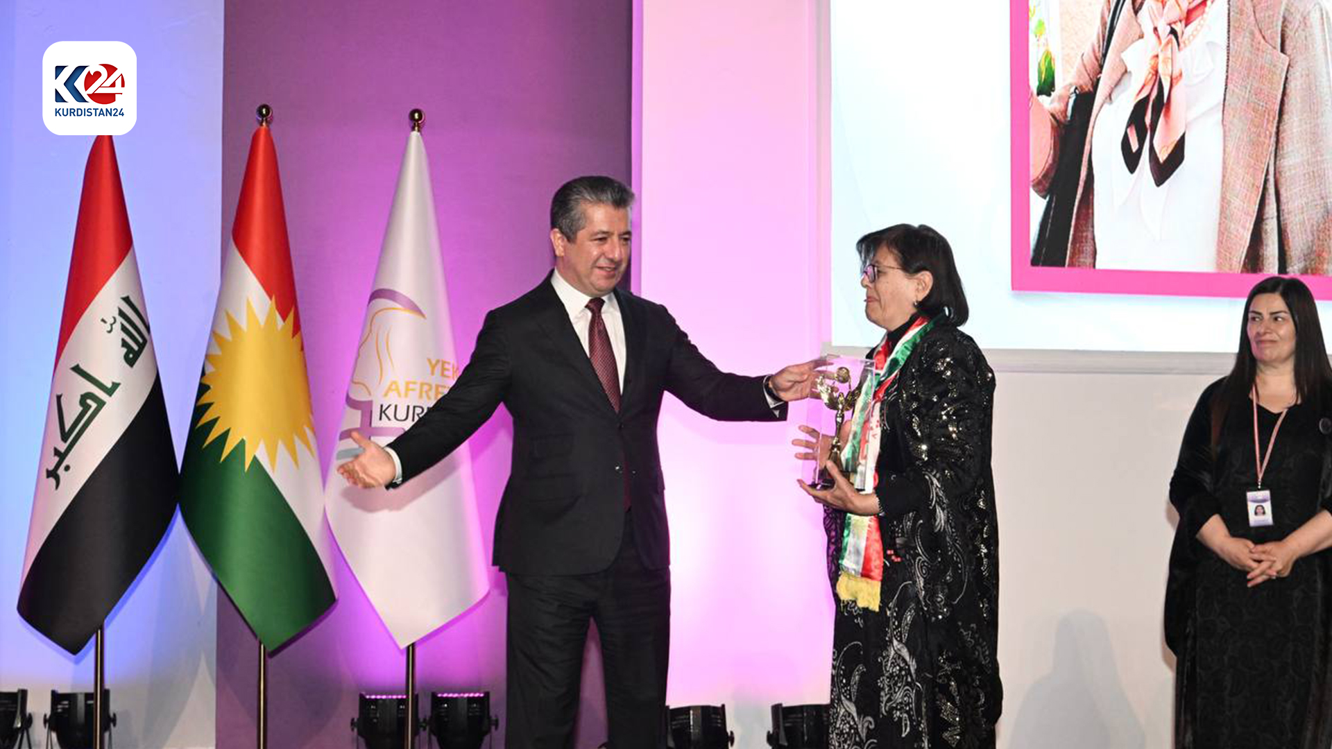 سەرۆکوەزیران مەسرور بارزانی خەڵاتی رێزلێنان بەخشییە سکرتێرەکانی پێشووی یەکێتی ئافرەتانی کوردستان و ژمارەیەک ئافرەتی تێکۆشەر