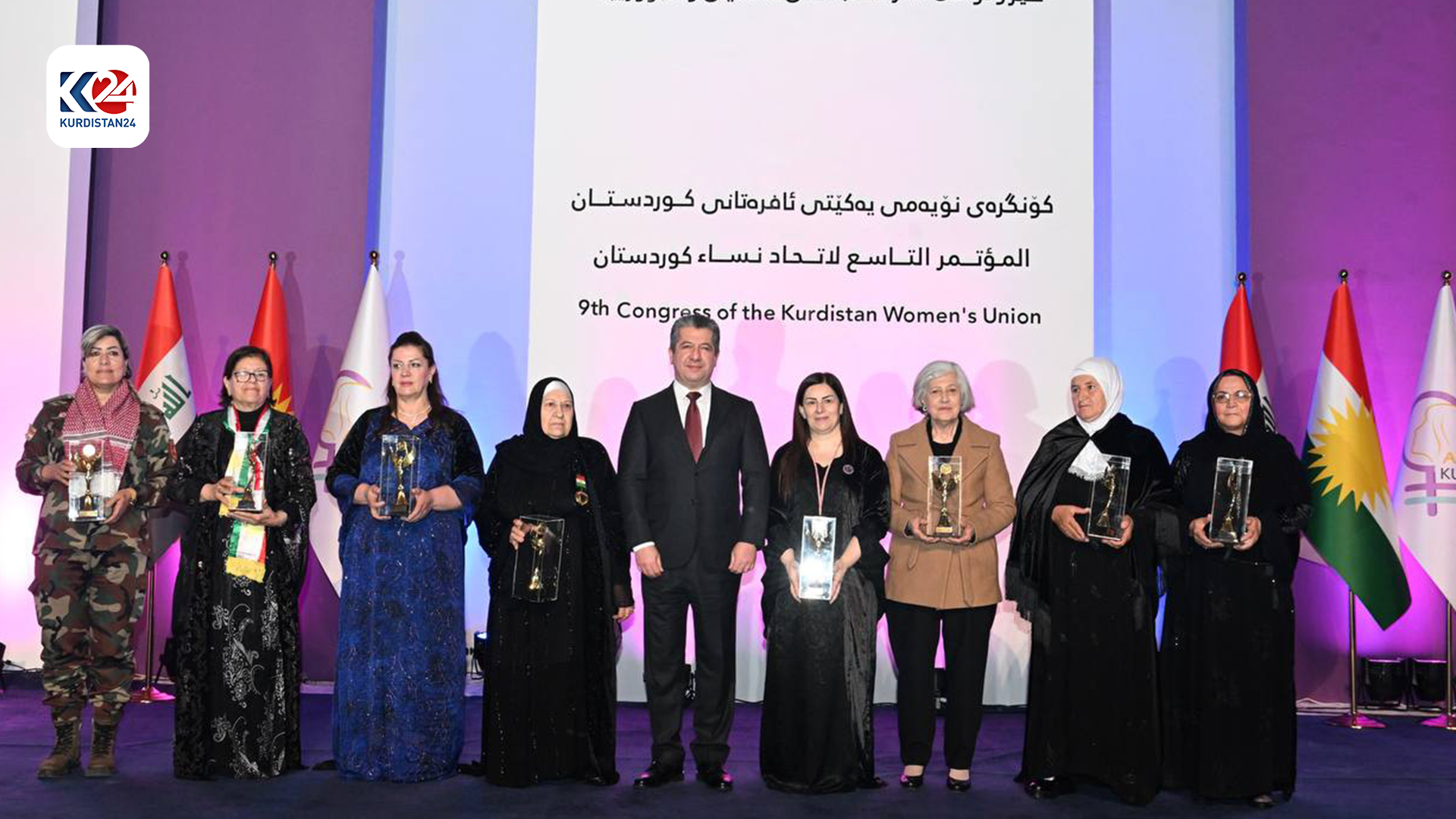 سەرۆکوەزیران مەسرور بارزانی خەڵاتی رێزلێنان بەخشییە سکرتێرەکانی پێشووی یەکێتی ئافرەتانی کوردستان و ژمارەیەک ئافرەتی تێکۆشەر