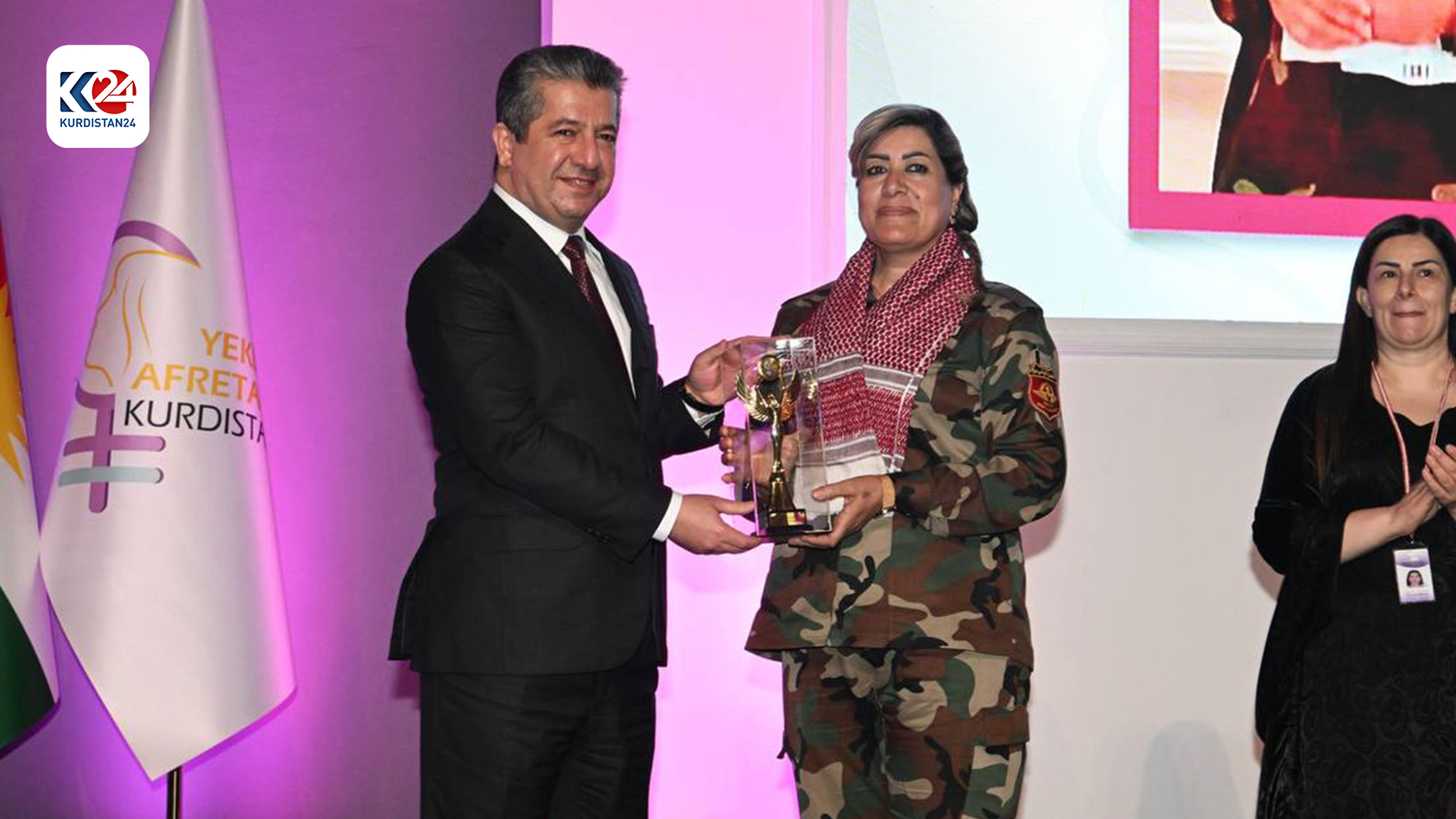 سەرۆکوەزیران مەسرور بارزانی خەڵاتی رێزلێنان بەخشییە سکرتێرەکانی پێشووی یەکێتی ئافرەتانی کوردستان و ژمارەیەک ئافرەتی تێکۆشەر