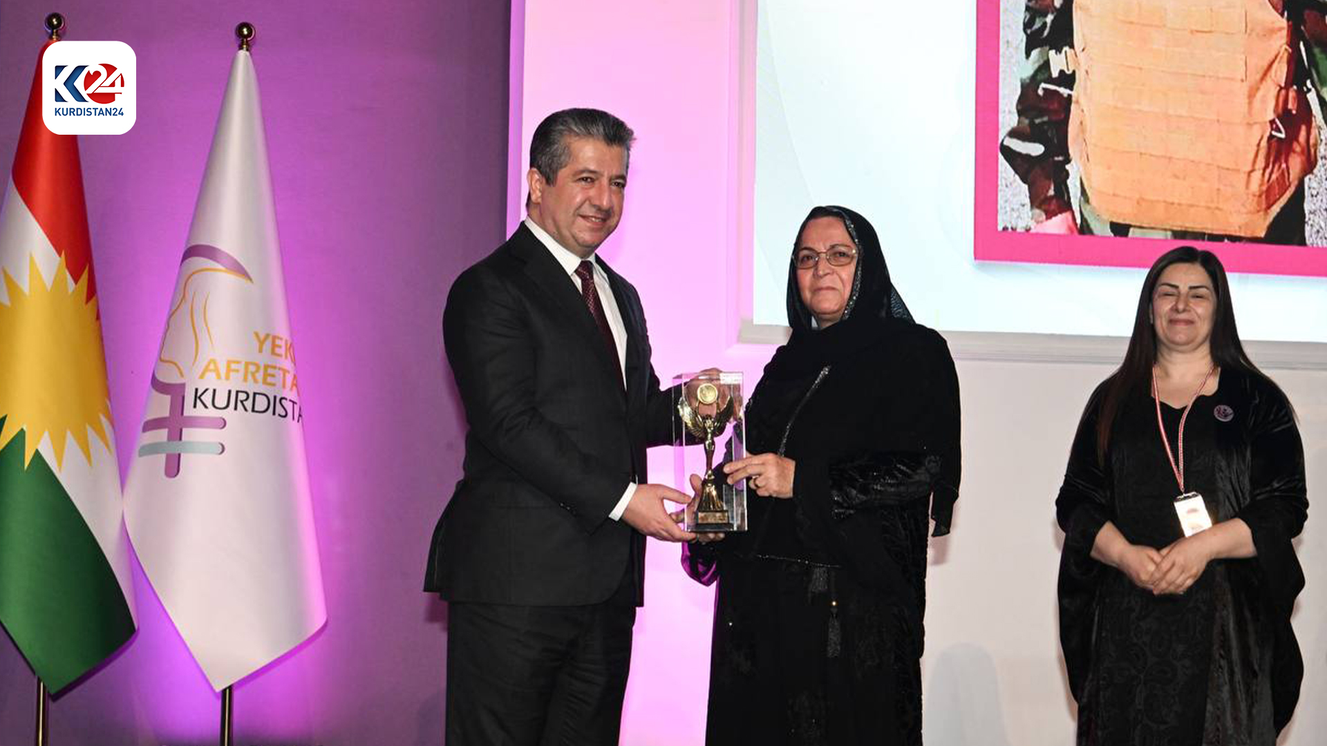 سەرۆکوەزیران مەسرور بارزانی خەڵاتی رێزلێنان بەخشییە سکرتێرەکانی پێشووی یەکێتی ئافرەتانی کوردستان و ژمارەیەک ئافرەتی تێکۆشەر