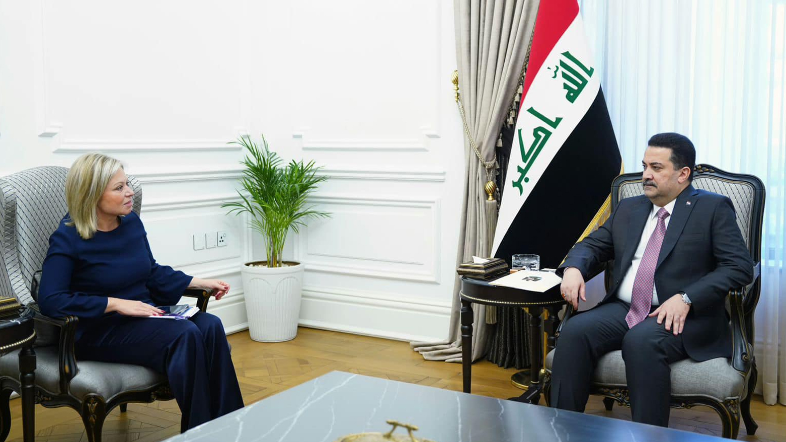 رئيس الوزراء العراقي محمد شياع السوداني والممثلة الخاصة للأمين العام للأمم المتحدة في العراق جينين بلاسخارت