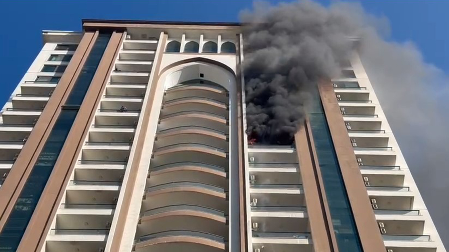 فيديو| اندلاع حريقٍ ضخم في شقةٍ بمجمع "إسكان تاور" بأربيل