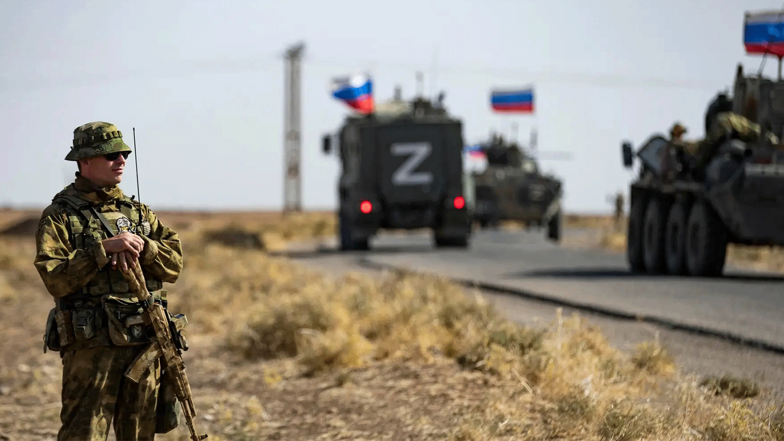 Soldiers of a Russian military convoy and their US counterparts exchange greetings as their patrol routes intersect in an oil field near Syria's al-Qahtaniyah on October 8, 2022 (Photo: Delil Souleiman/AFP)
