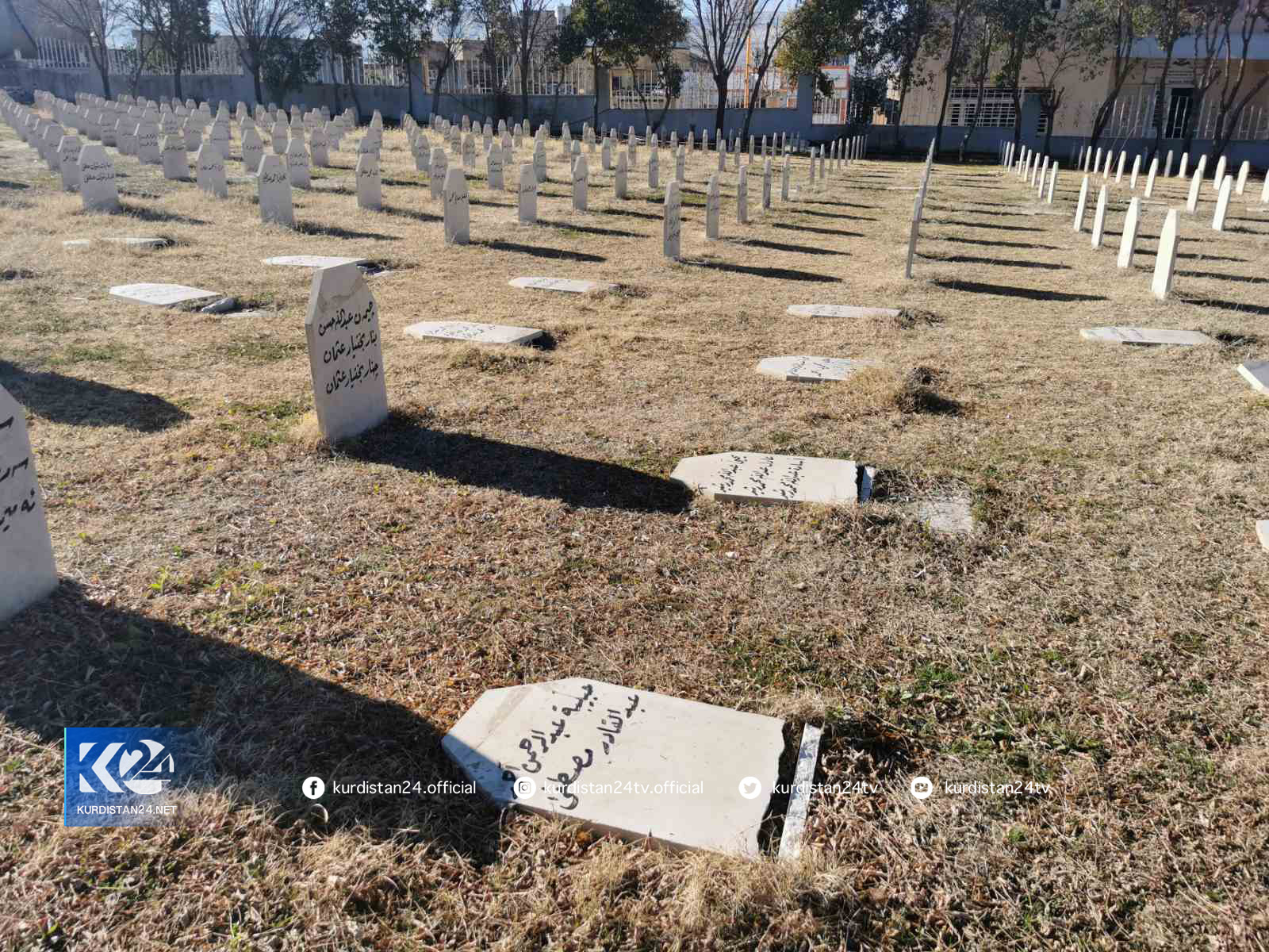 دیمەنی كێلە شكێندراوەكانی مەزاری شەھیدانی ھەڵەبجە - فۆتۆ: ئەڤین عەتا